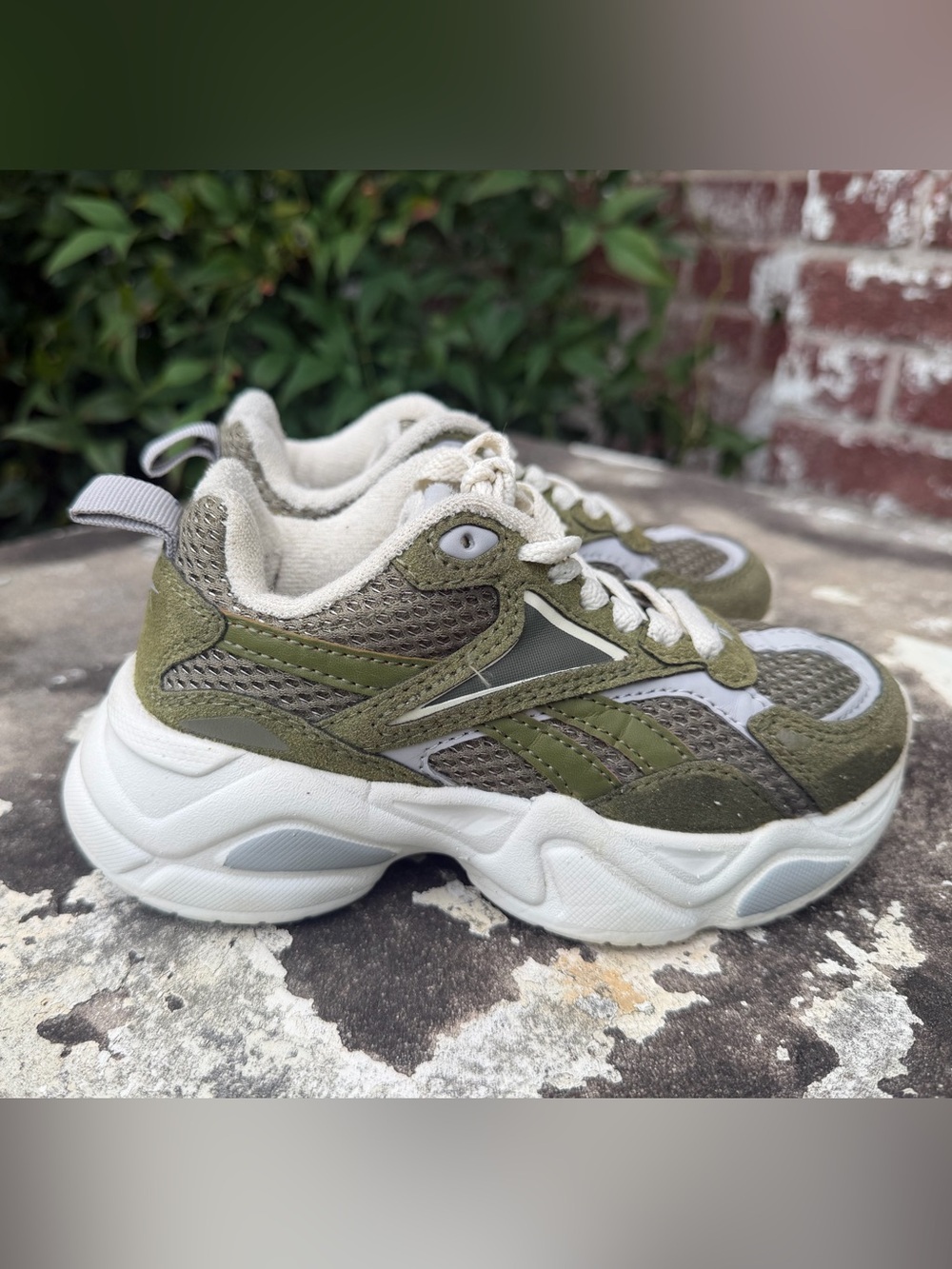 Reebok Charge Run Unisex Kids Sage White Gray Mesh Chunky Athletic Sneaker Sz 11 - Picture 2 of 15